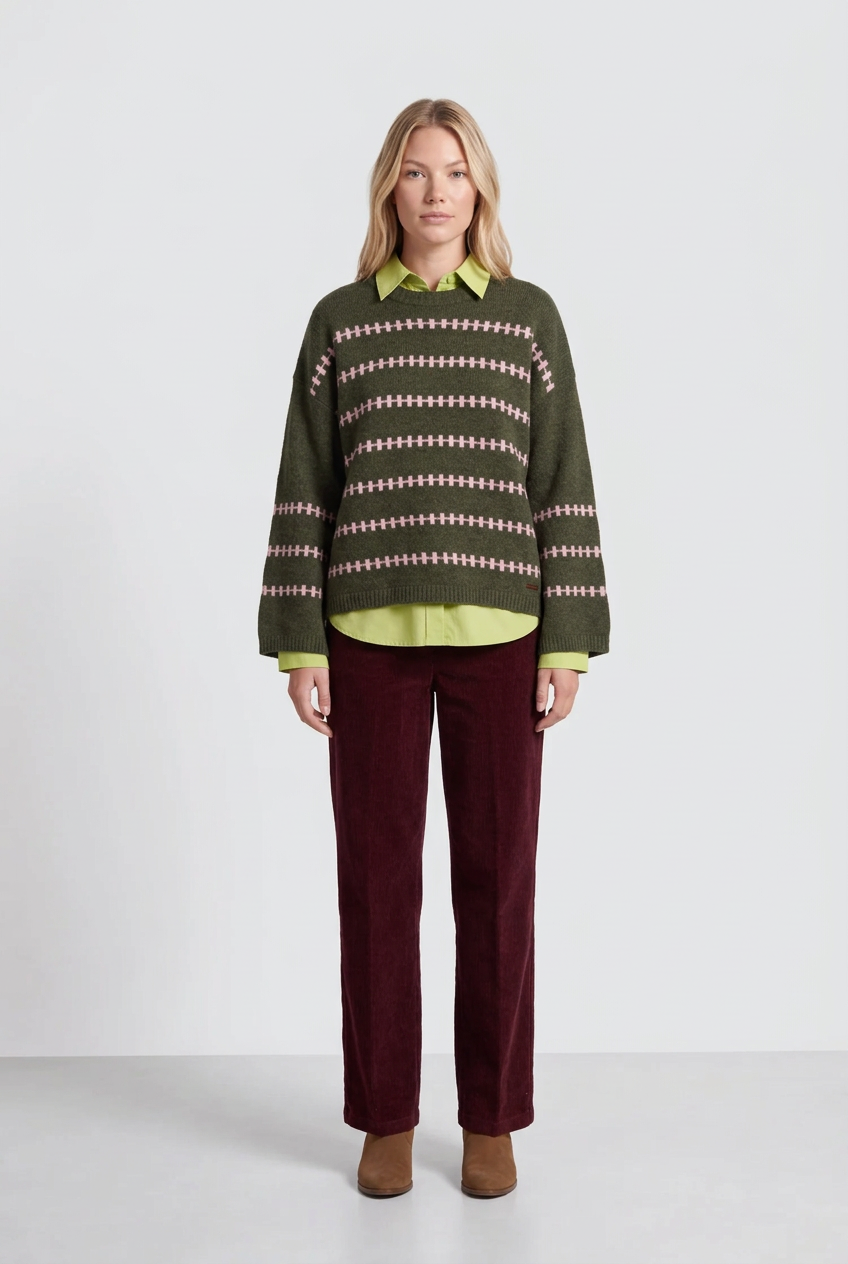 Front-facing outfit with green jumper, lime-green shirt and Bordeaux trousers